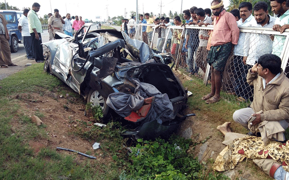 Car rammed into divider: RTO inspector dies