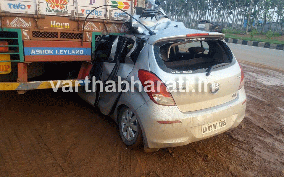 Davanagere: 2 killed as car rams into stationary truck