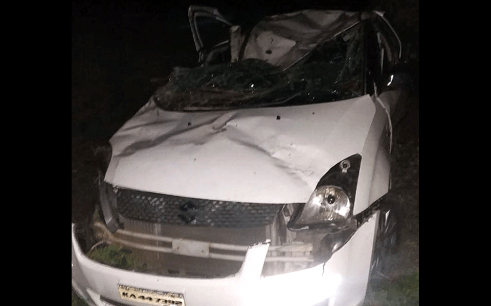 Three killed of electrocution while attempting to rescue road accident victim in Mandya
