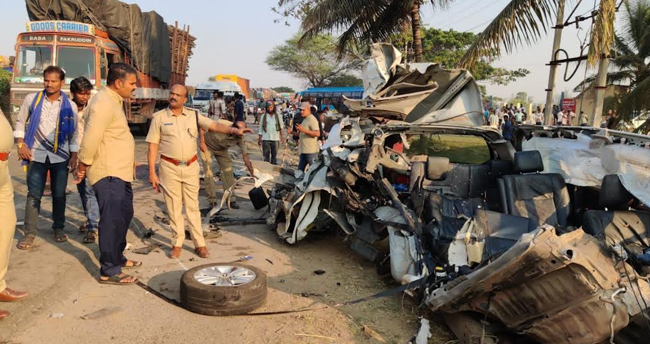 11 Killed In Two Road Accidents In Karnataka