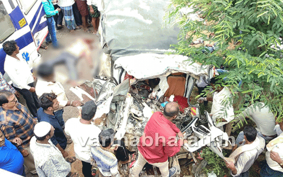 12 killed, 8 others injured in Karnataka road mishap