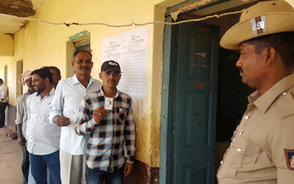 41.5 pc polling till 1 PM in Chincholi, Kundgol
