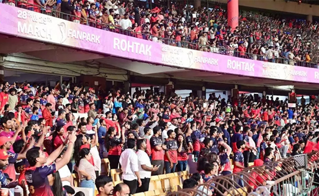 Four held for stealing phones from IPL fans at Chinnaswamy Stadium