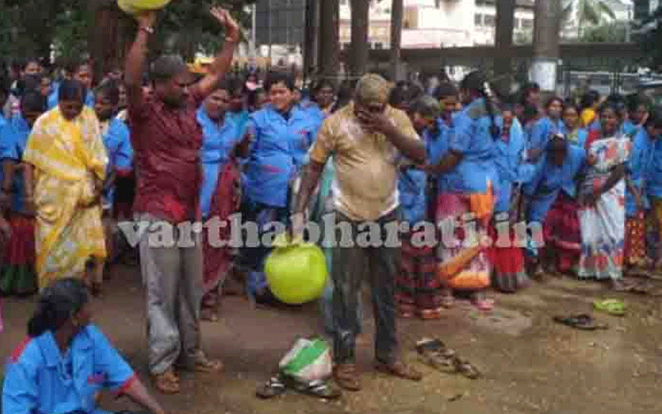 Hubballi: Civic workers protest pouring excreta on them