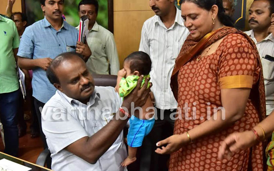 CM Kumaraswamy extends helping hand to handless woman