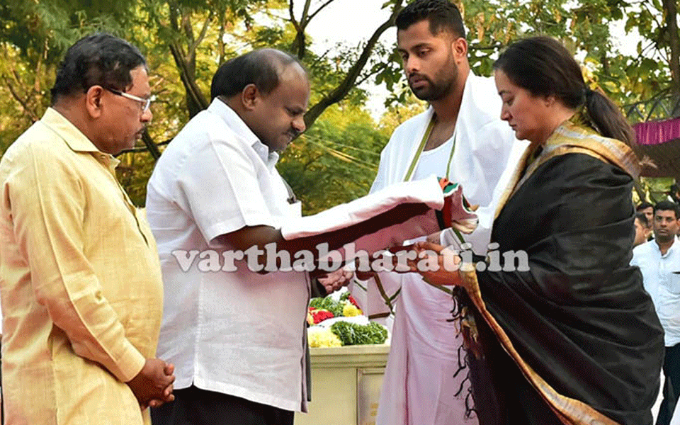 Cremation of Ambareesh: CM takes over complete responsibility  