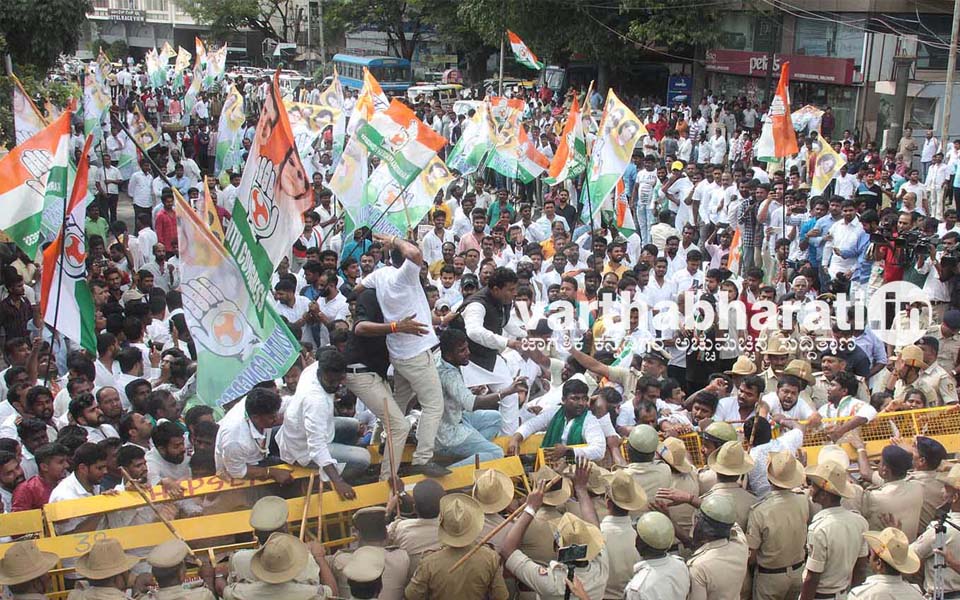Congress leaders detained while protesting against state and central govt in Bengaluru