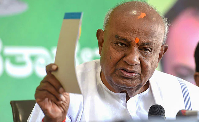 Manmohan Singh saved India from economic crisis and debt trap: Deve Gowda