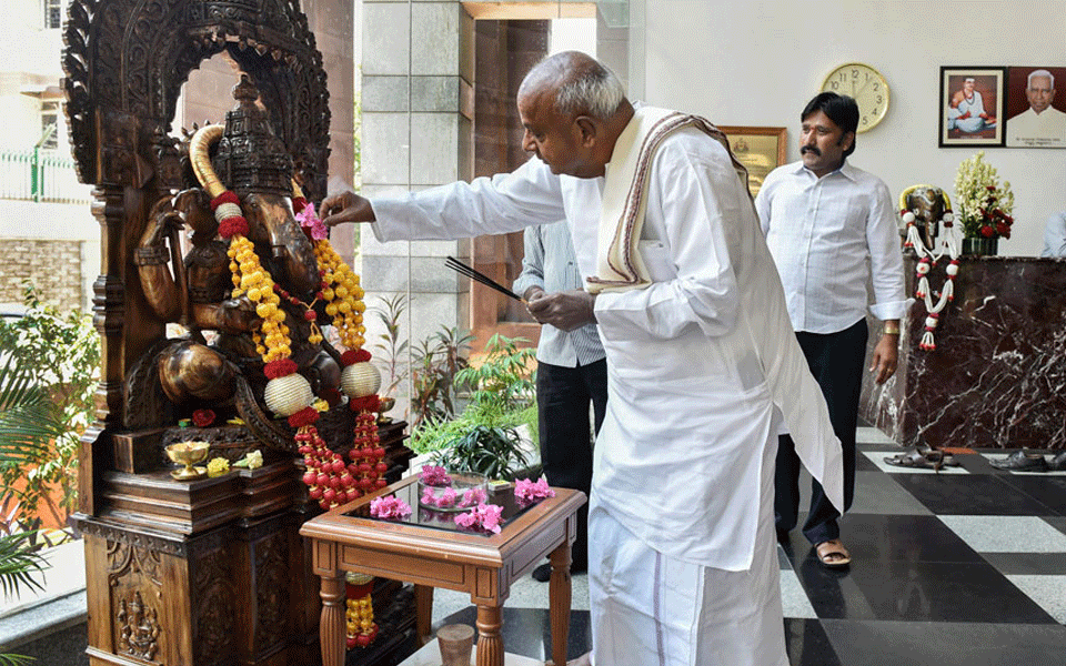 Lunar Eclipse on Karnataka Politics: Almost Every Minister, Politician Skip Work to Ward Off 'Evil'