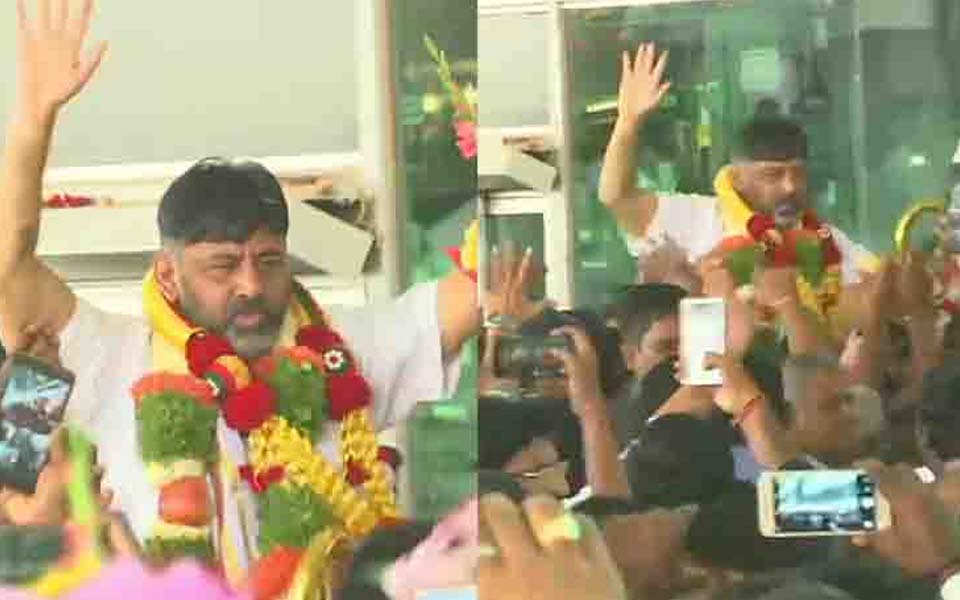 Shivakumar accorded tremendous welcome by supporters in Bengaluru