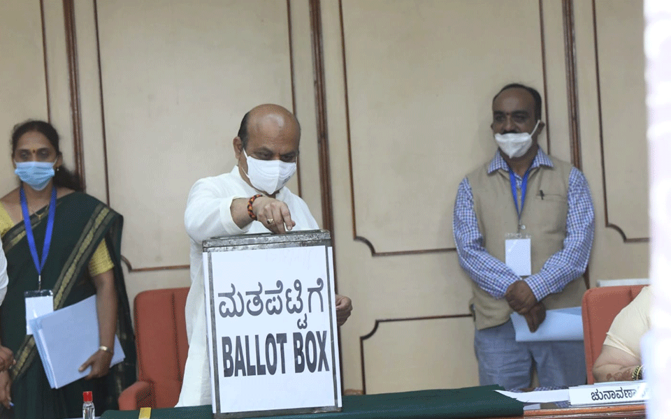 RS polls: Voting underway in Karnataka, tight contest for 4th seat