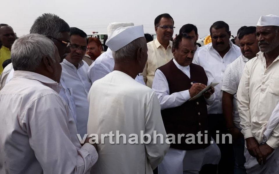 Vijayapura: Farmers argued with KS Eshwarappa