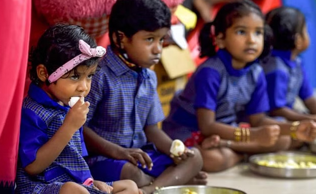 Students of govt, govt-aided schools in Karnataka to get eggs six days a week