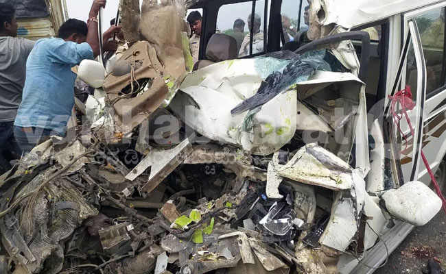 Tragic collision claims lives of five in Gadag; Five children injured