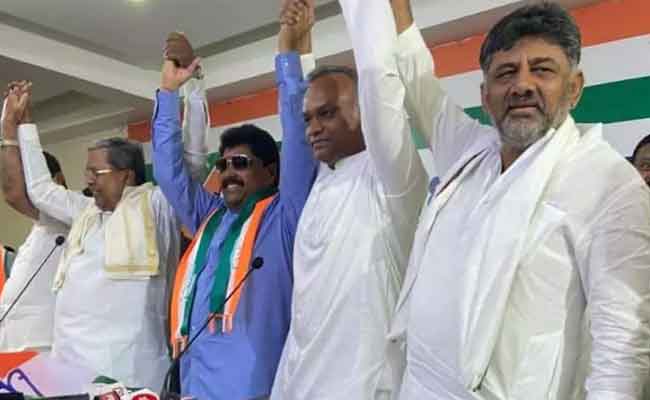 Former BJP MLAs Malikayya Guttedar, Sharada Shetty join Congress