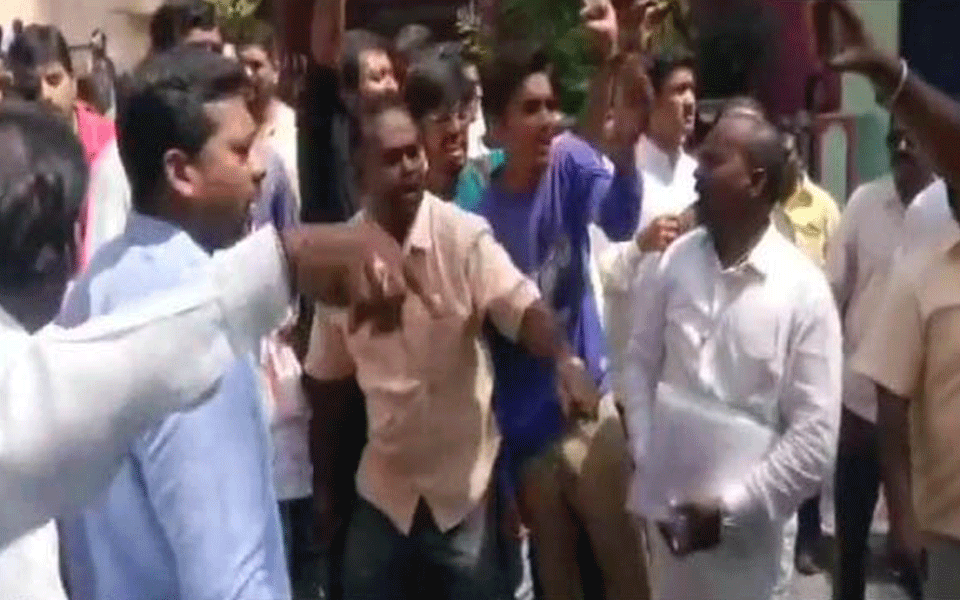 Cong-BJP workers clash outside Hampinagar polling station