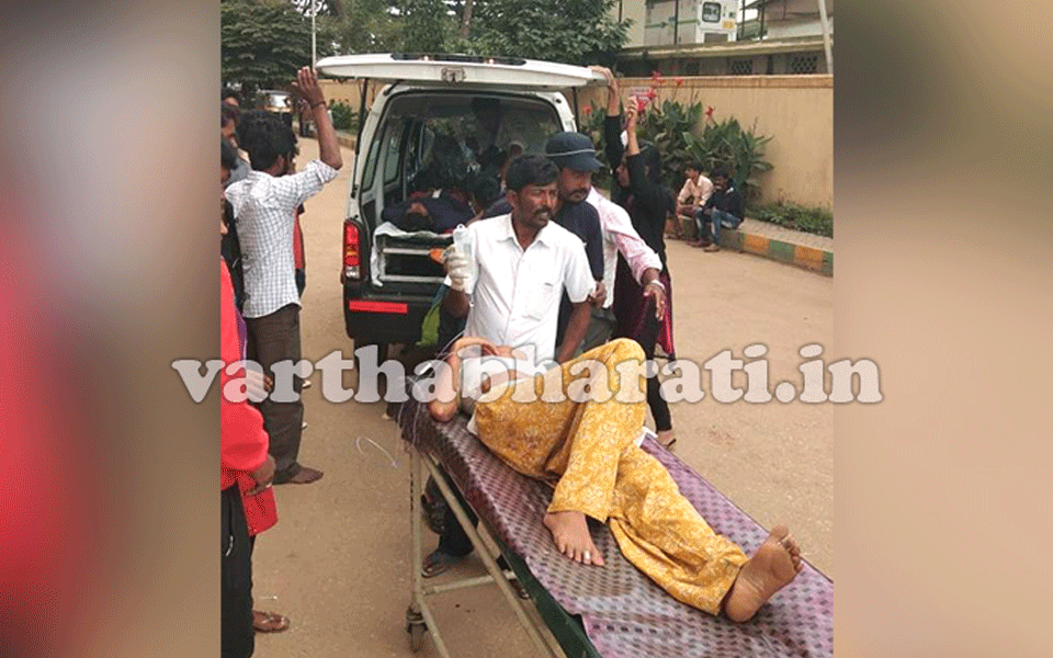 Hassan: More than 20 passengers injured in mini tempo accident