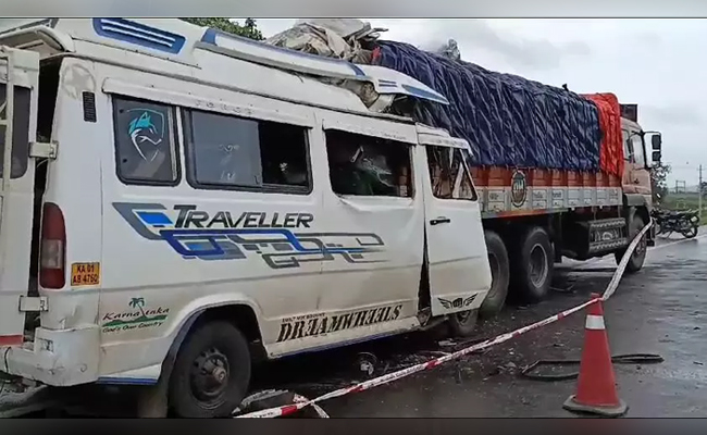 Haveri: 13 killed, 4 injured after van collides with lorry
