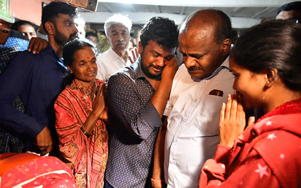 CM Kumaraswamy visits house of farmer who committed suicide, announces Rs. five lakh to family