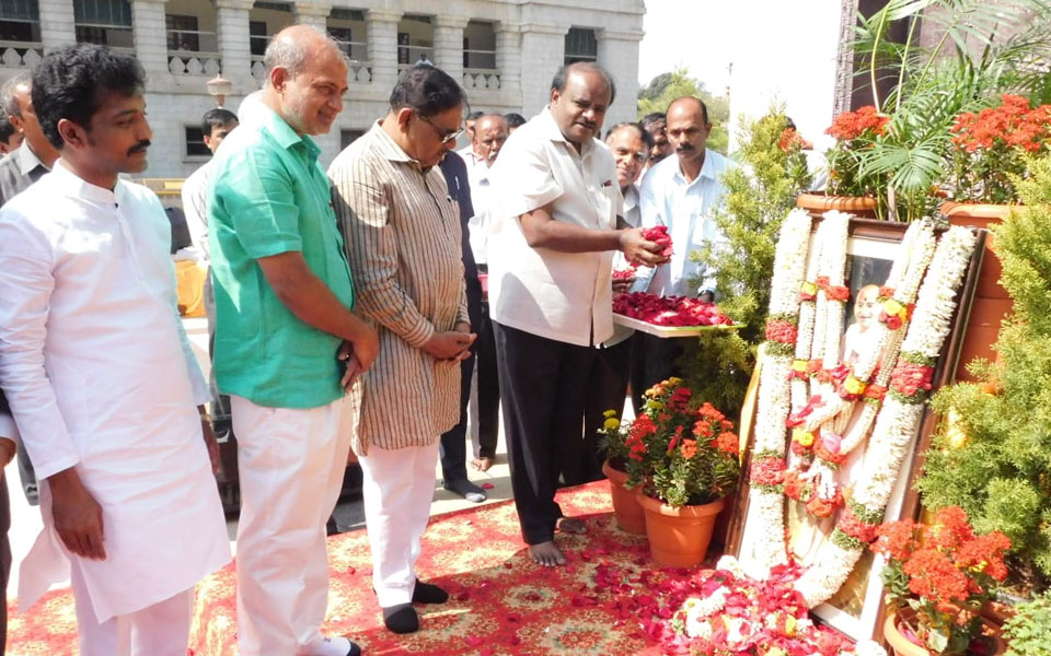 Gandhiji's death anniversary: CM Kumaraswamy pays floral tribute