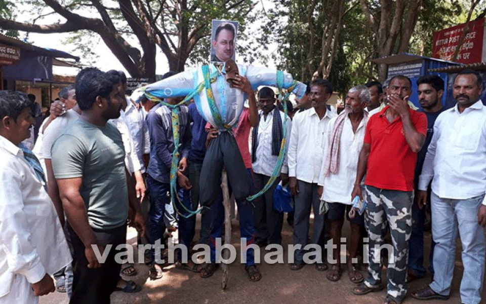 Jains protest, Put garland of shoes on Ananthkumar Hegde’s photo