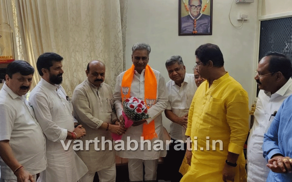 After resigning as Chairman of Karnataka Legislative Council, Horatti joins BJP
