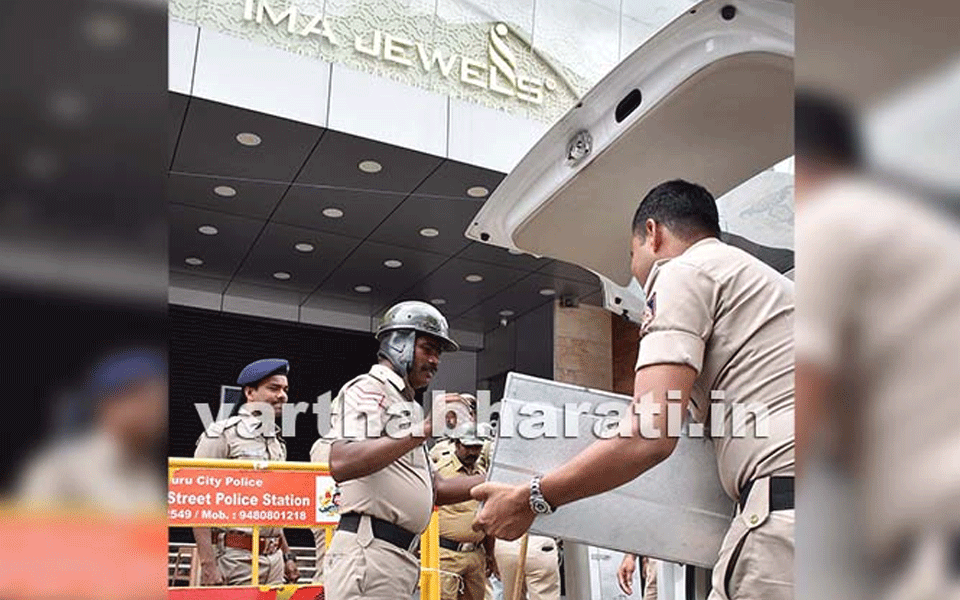 SIT searches IMA Jewelry showroom: Diamond, gold, documents worth crores found