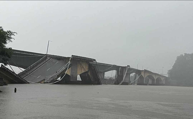 Traffic on Goa-Karnataka highway hit as Kali river bridge collapses