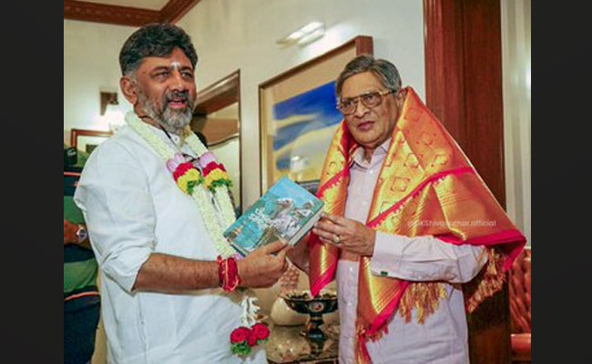 Karnataka Dy CM DK Shivakumar seeks blessings of former CM SM Krishna