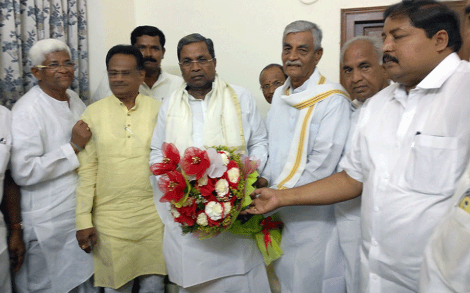 State Rayanna brigade president  K. Virupakshappa and former BJP MP Shivaram Gowda  join Congress