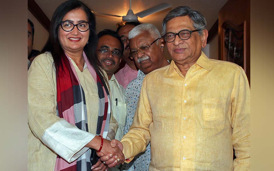 Actress Sumalatha seeks support of S M Krishna for candidacy from Mandya