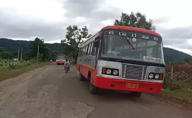 Chamarajanagar: KSRTC bus tire bursts, passengers escape unharmed