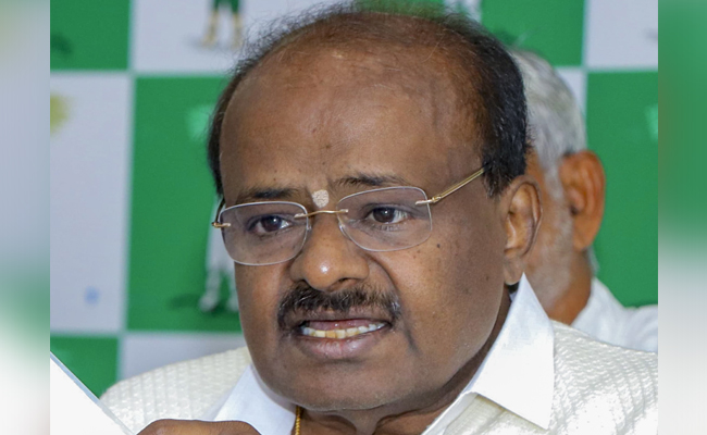 Siddaramaiah will not give up CM post on his own, claims Kumaraswamy