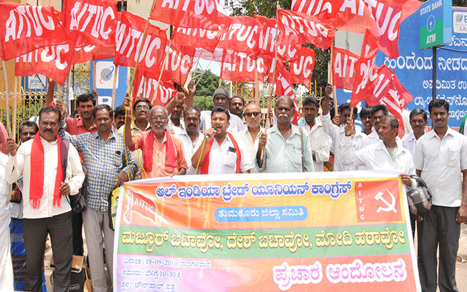 Tumkur: AITUC stages protest against the Center’s anti-labor policies