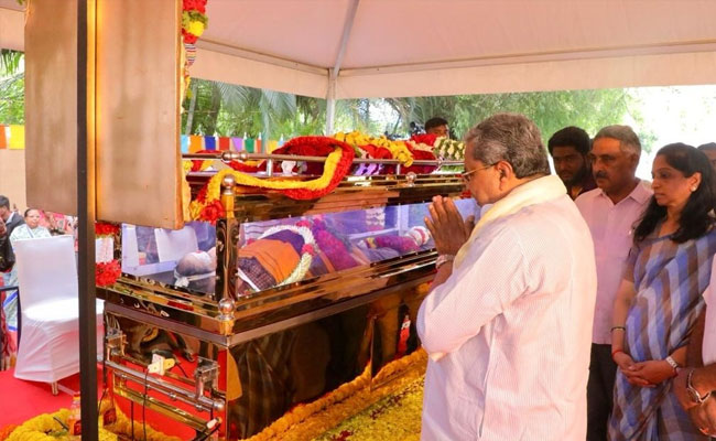 Large number of people pay last respects to veteran Kannada actress Leelavathi