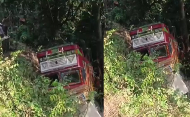 Shakleshpur: Plywood laden lorry  overturns at Shiradi Ghat, none injured