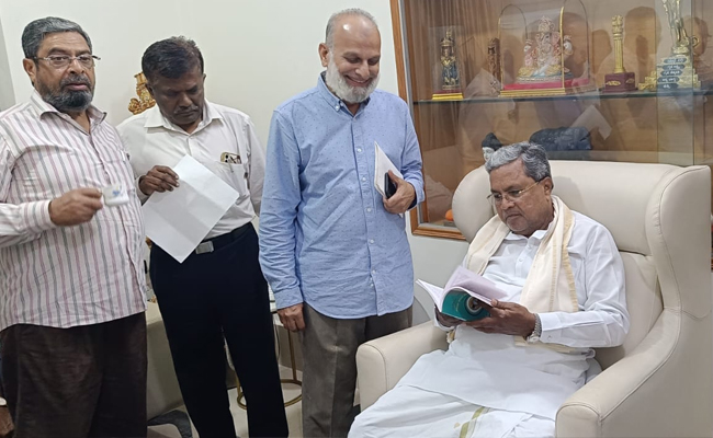 Siddaramaiah receives book on Prophet Muhammad from JIH as part of Seerat Campaign