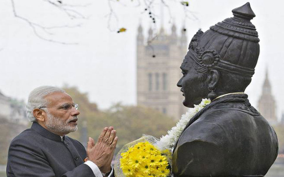 Rahul mocks Modi for garlanding Basavanna in London
