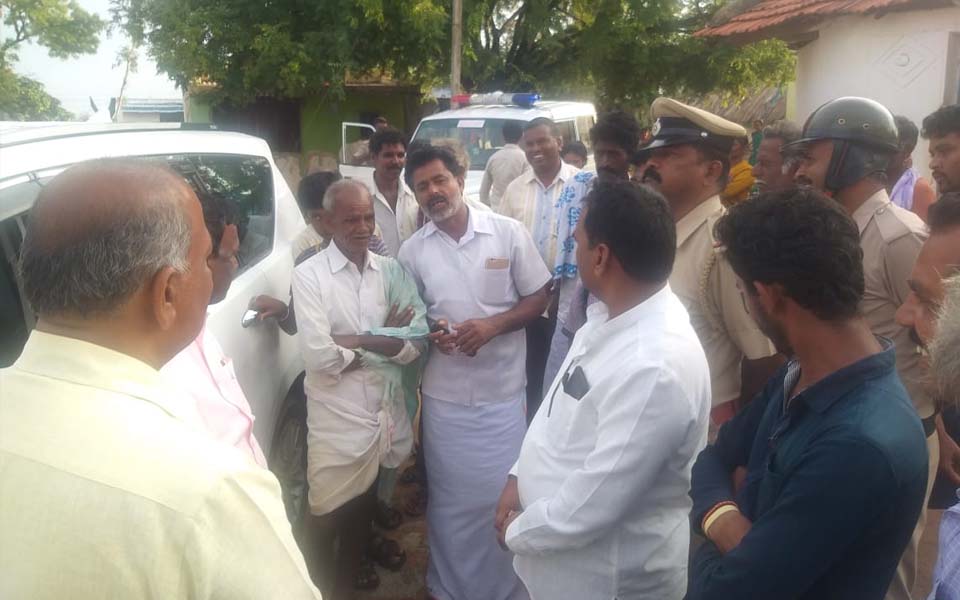 Villagers stop Dalit MP from entering the village in Chitradurga Lok Sabha Constituency