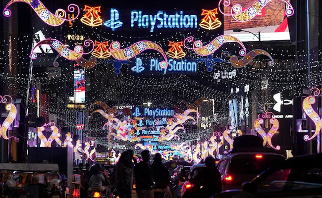 Bengaluru rings in New Year with colour, music, people throng temples across state