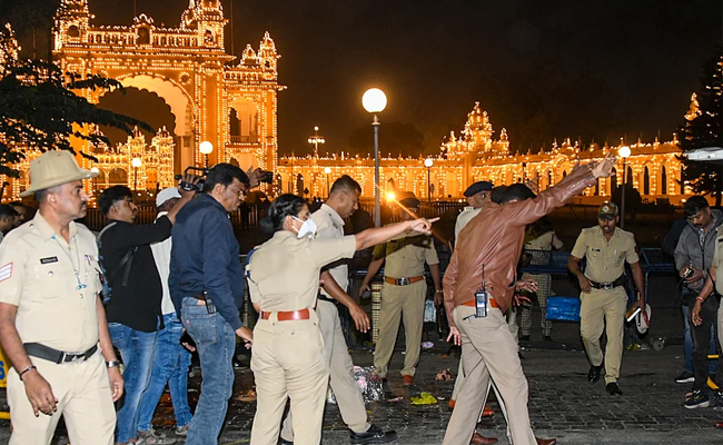 Helium cylinder blast near Mysuru Palace gate: Home Minister orders probe