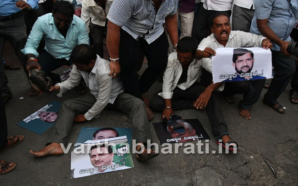 Angry BJP workers hit leaders’ photos with slippers