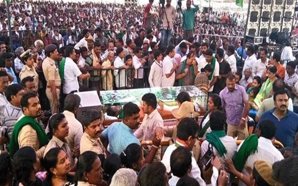 Puttannaiah cremated in Kyathanahalli