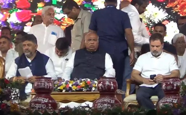 Hosapete: Rahul Gandhi, Mallikarjun Kharge attend Congress' 'Sadhana Samavesha'