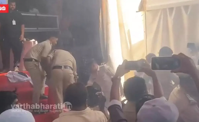 Fire at mass marriage event attended by Dy CM Shivakumar, nobody affected