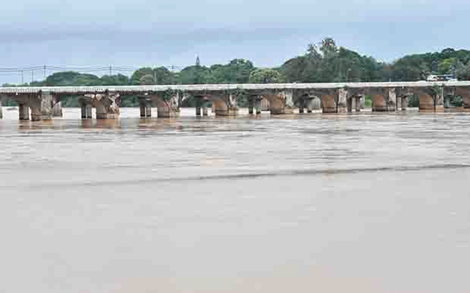 Shivamogga: Girl swept away in flood water