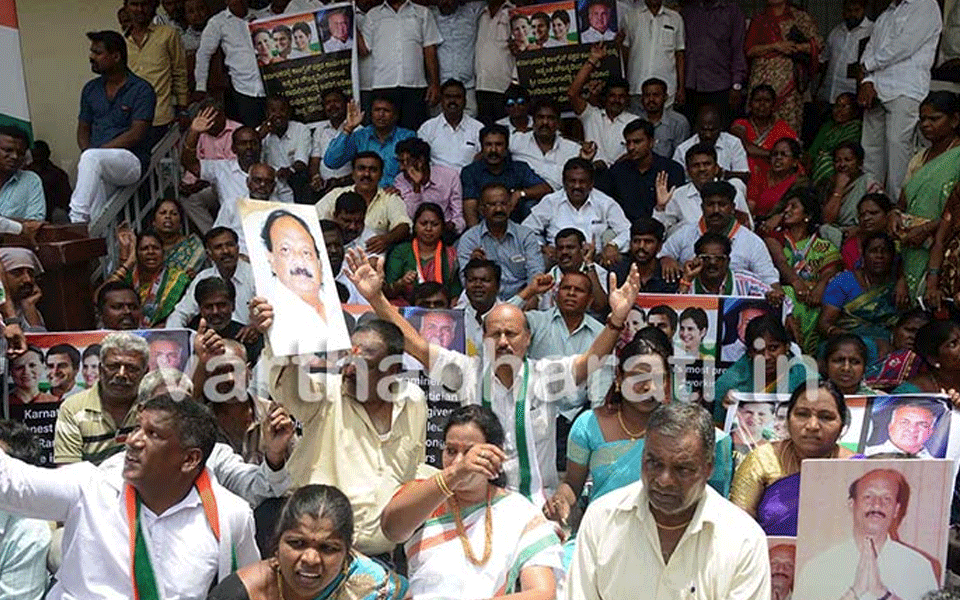 Supporters of  Reddy, Baig, Raghu Murthy stage protest in front KPCC office