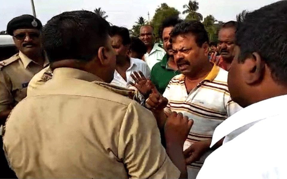 MLA Renukacharya takes policemen to task for asking him not to impose bandh