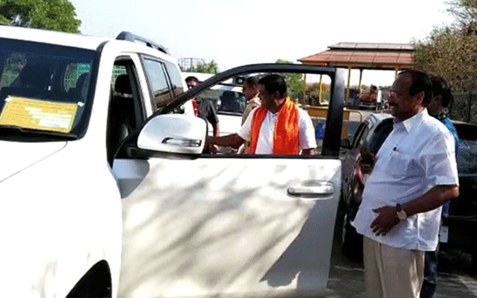 Bengaluru: Union Minister, Former Karnataka CM Sadananda Gowda's car stopped,checked by EC officials