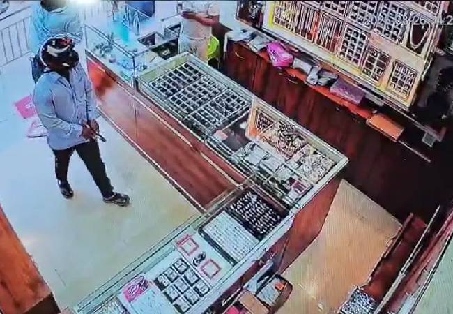 Belagavi: Gun-wielding miscreants attempt robbery at Jewellery shop, flee after owner raises alarm